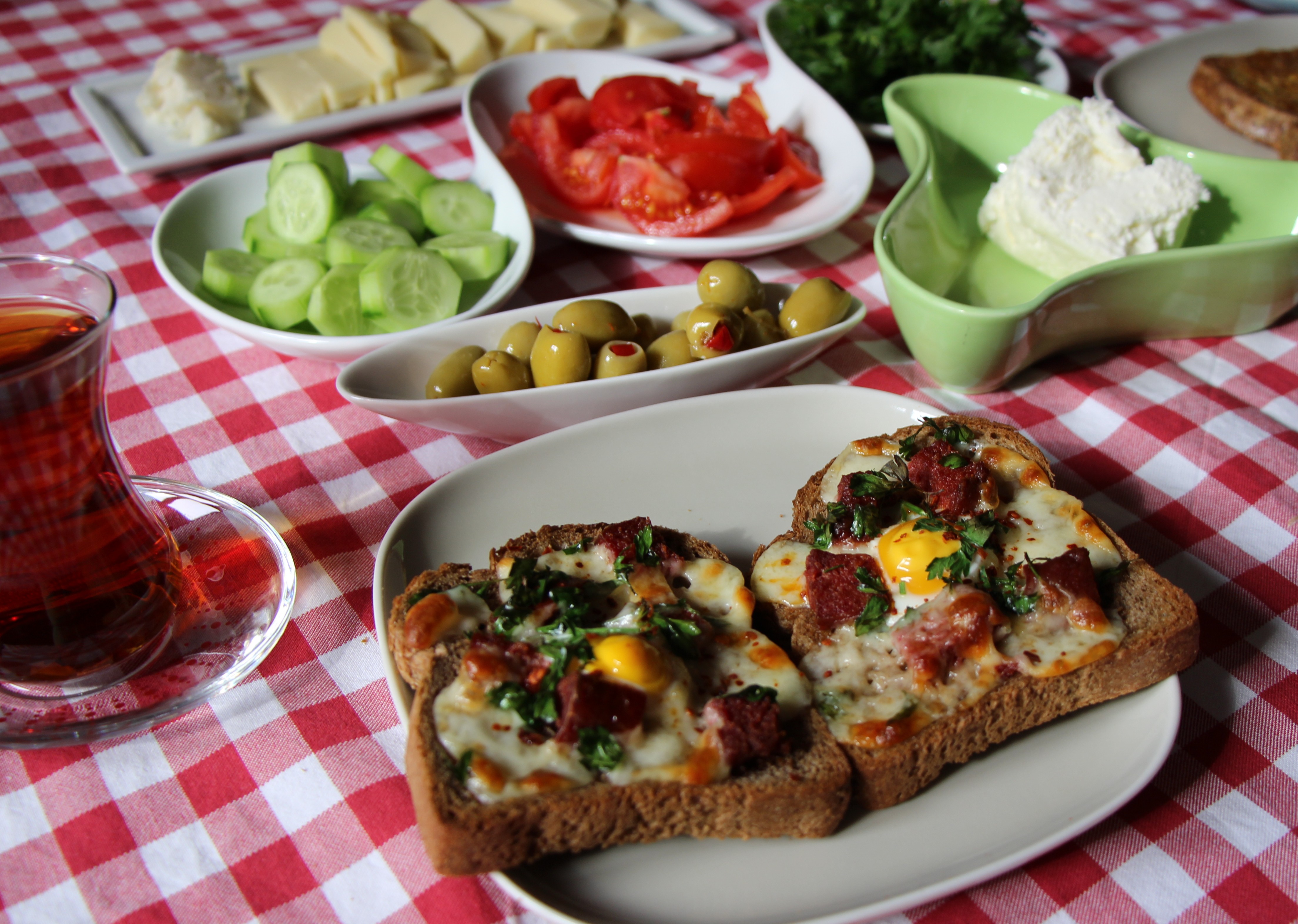 Bayat Ekmek Pizzası Yapımı Videosu Bayat Ekmek Pizzası Yapımı Videosu