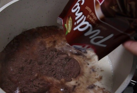 bisküvili pudingli pasta için puding yapımı