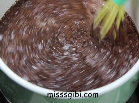 puding malzemeleri karistiriliyor