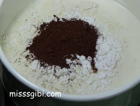 puding-malzemeleri-tencerenin-icine-konuluyor