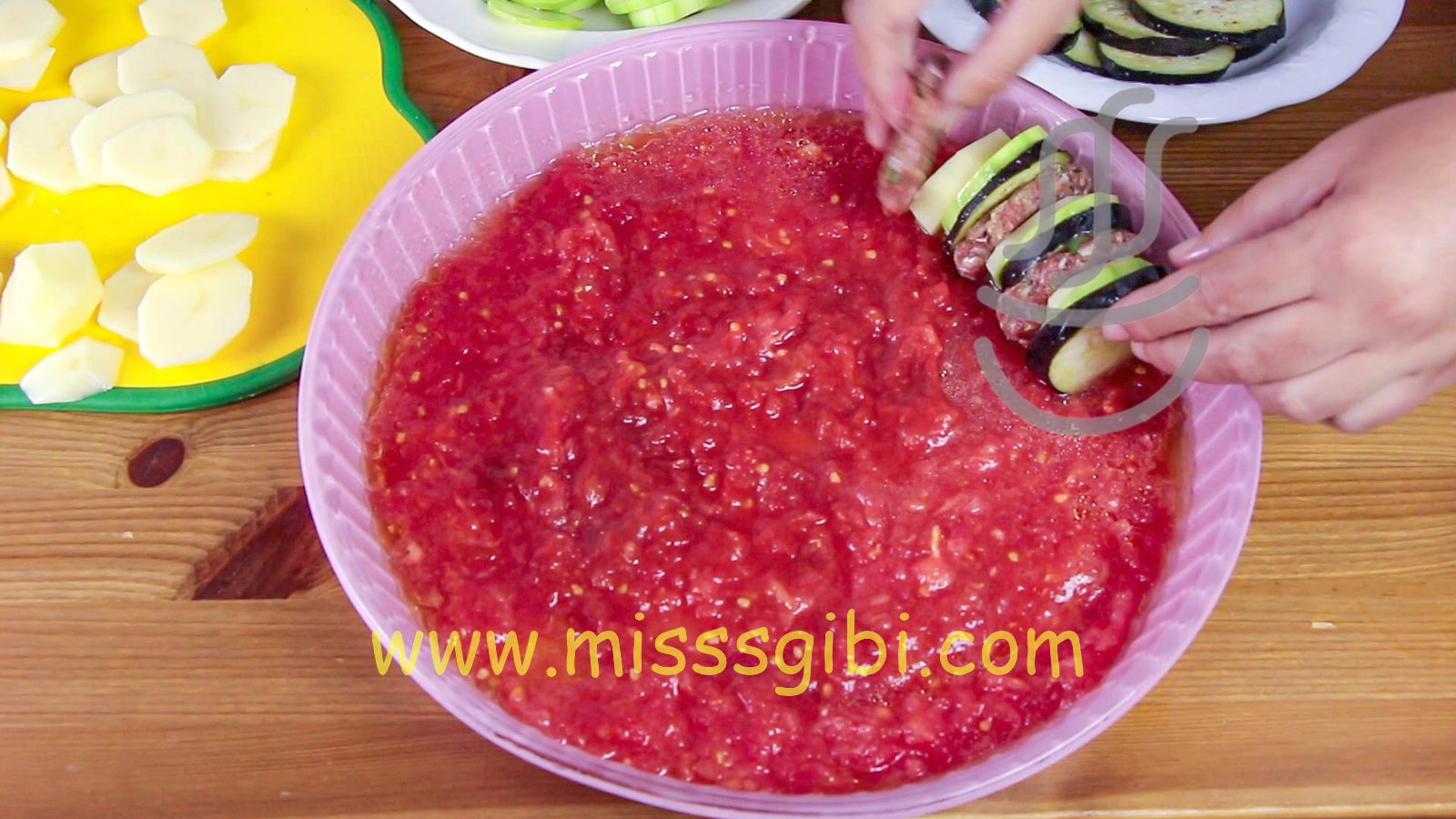 Domates sosunu yayıp bir köfte bir patlıcan bir kabak şeklinde diziyoruz