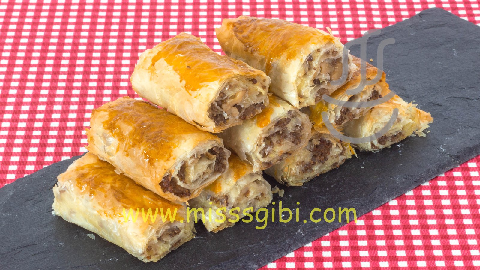 Baklava Yufkasından Kıymalı Patatesli Börek Tarifi