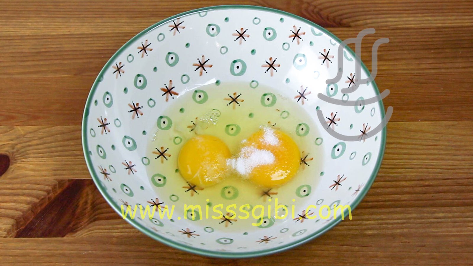 Yumurtalar tuz ile çırpılıyor. Dilerseniz baharat ilave edebilirsiniz.