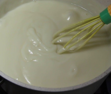 Gelin pastasının muhallebisi hazır, soğutup krem şantı ve vanilya ilave ediliyor