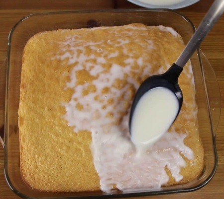 Gelin pastasının keki sütle ıslatılıyor.
